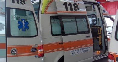 Schianto sulla Pontebbana a Gemona, auto finisce ruote all’aria Schianto sulla Pontebbana a Gemona, auto finisce ruote all’aria