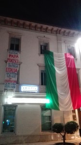 Lo striscione e il tricolore