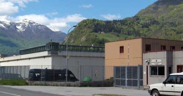 Tolmezzo, smartphone e computer modificato in cella scoperti dalla Polizia penitenziaria