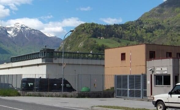 Tolmezzo, smartphone e computer modificato in cella scoperti dalla Polizia penitenziaria