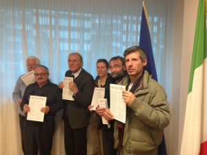 Foto di gruppo dei rappresentanti dei vari comitati carnici durante una conferenza stampa del 2013