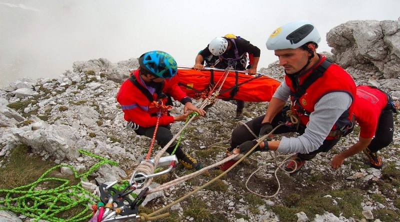 Colpito da un sasso lungo la Ferrata del Mangart sulle Alpi Giulie ...