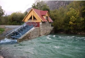 centralina idroelettrica fiume