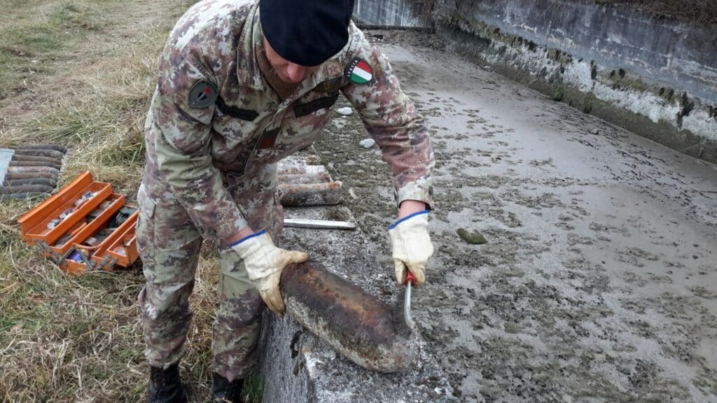 FOTO N.1 - Operatore 3° Reggimento Genio durante la bonifica degli ordigni bellici.