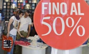 Folla per le vie e nei negozi del centro in occasione del primo giorno di saldi estivi, Torino, 5 Luglio 2014. ANSA/ALESSANDRO DI MARCO