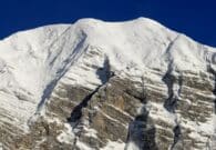 Snowboarder soccorso sul bordo di una buca carsica durante un fuoripista sul Canin