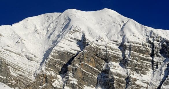 Snowboarder soccorso sul bordo di una buca carsica durante un fuoripista sul Canin