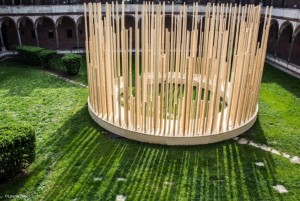 L'installazione "Radura" progettata dall'architetto Stefano Boeri. Cortile della Farmacia Ca' Granda all'interno dell'Università Statale di Milano (Foto Laura Cionci)