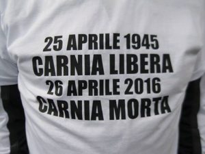 La t-shirt sfoggiata dall'ex sindaco di Enemonzo Paolo Iussa per l'occasione