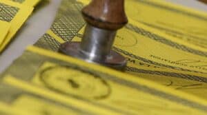 Preparativi in un seggio per il referundum sulle Trivelle a Roma, 16 aprile 2016. ANSA/GIUSEPPE LAMI