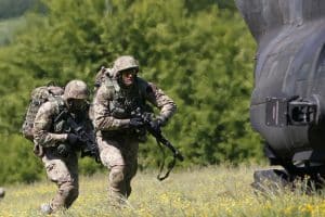 Una acies3_Militari in addestramento di imbarco su elicottero