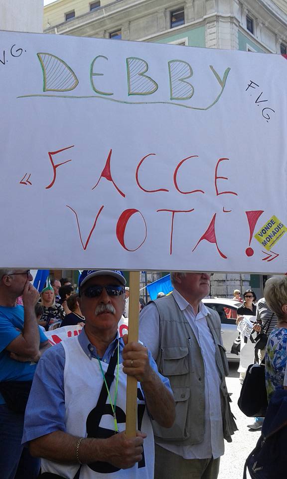 Uno dei manifestanti fuori il Palazzo della Regione