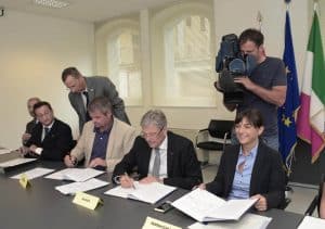 Gerhard Köfer (Assessore Infrastrutture Land Carinzia), Peter Kaiser (Governatore Carinzia) e Debora Serracchiani (Presidente Regione Friuli Venezia Giulia) alla firma della Convenzione per lo studio di fattibilità della messa in sicurezza del collegamento viario transfrontaliero Tolmezzo - Kötschach-Mauthen (Passo Monte Croce Carnico) - Tolmezzo 02/08/2016