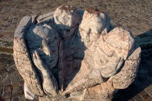 marmo rosso verzegni scultura