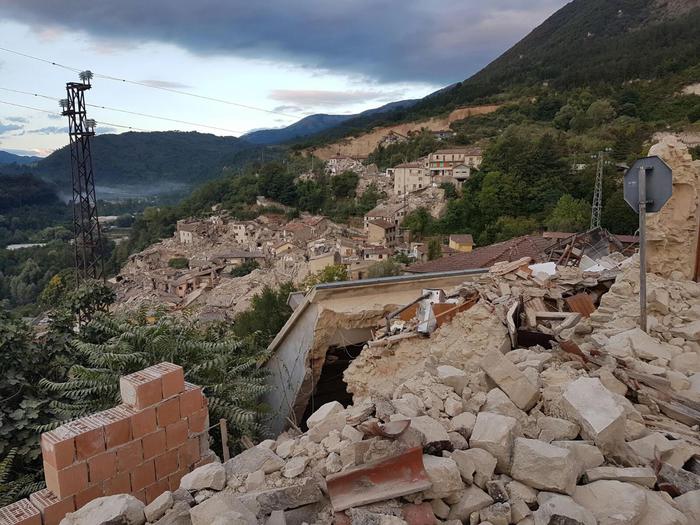 Il sisma che nella notte ha colpito il Centro Italia ha raso al suolo la frazione di Pescara del Tronto (Ascoli Piceno). Pescara del Tronto, 24 agosto 2016. ANSA/ CRISTIANO CHIODI