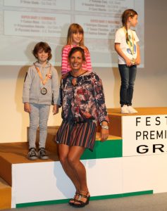 Lucia Mazzotti premia le giovanissimi sciatrici (Foto Solero)