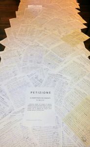 Le firme della petizione