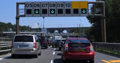 Auto finisce sotto un camion fermo in piazzola di sosta, due morti sull’autostrada A4 Auto finisce sotto un camion fermo in piazzola di sosta, due morti sull’autostrada A4