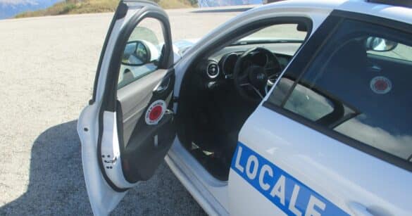 Arrestato un uomo che aveva aggredito un agente in un cantiere a Gemona