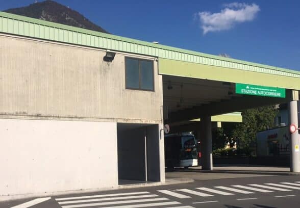 Tensione all’autostazione di Tolmezzo, 58enne estrae una motosega da un sacco