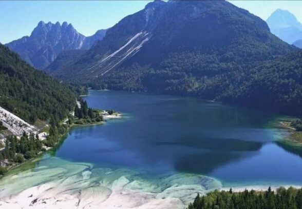 Scivola sul sentiero del Lago del Predil, minorenne soccorso nella notte