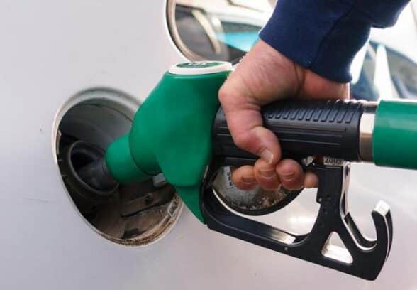 Caro carburanti, la Regione convoca le categorie: sul tavolo ristori per 14,4 milioni
