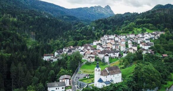 Massi sulla carreggiata dopo Rigolato: traffico rallentato sulla SR355 verso Sappada