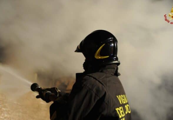 Notte intensa per i Vigili del Fuoco: 21 interventi tra incendi e roghi boschivi