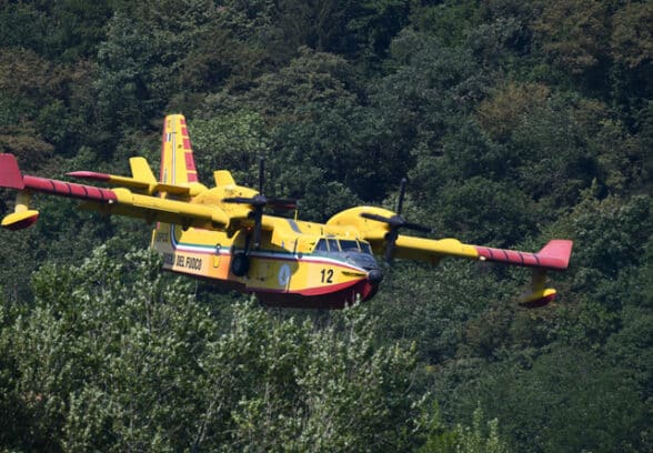 Incendio sull’Amariana, arriva un secondo Canadair: quasi 500 ettari in fumo