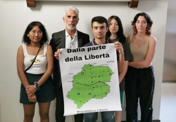 Ecco la foto di Vicentini con i giovani e la cartina della Repubblica Libera della Carnia