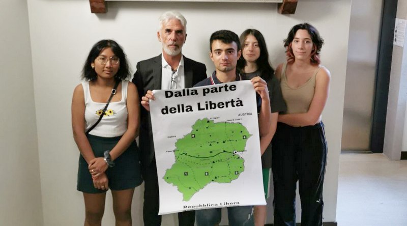 Ecco la foto di Vicentini con i giovani e la cartina della Repubblica Libera della Carnia