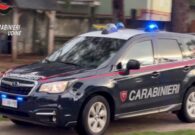 Ruba sei bottiglie di superalcolici nascondendole in un body