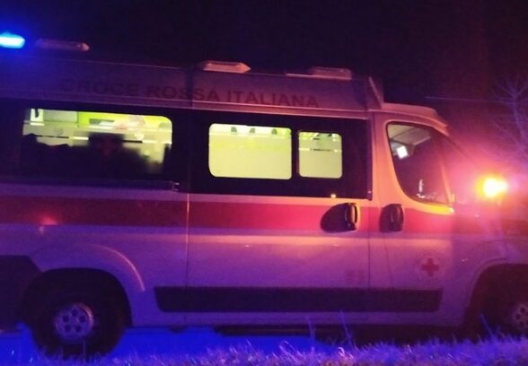 Auto contro un albero a Sutrio, soccorsi due giovani