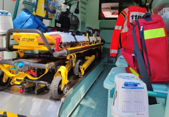 Frontale tra due auto a Tarcento: tre persone coinvolte, intervento dei soccorsi