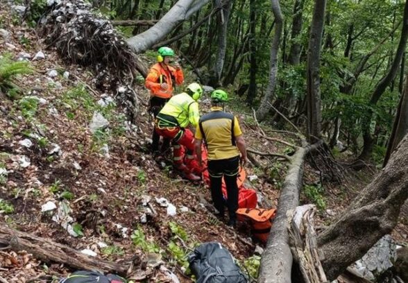 Cade per decine di metri nel bosco, soccorsi in azione a Cavazzo