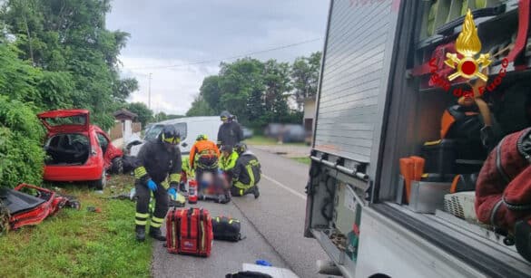 Incastrato nell’abitacolo dopo un incidente, estratto dai Vigili del fuoco Incastrato nell’abitacolo dopo un incidente, estratto dai Vigili del fuoco