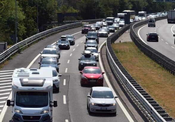 Tamponamento tra quattro auto in A23, una vettura prende fuoco