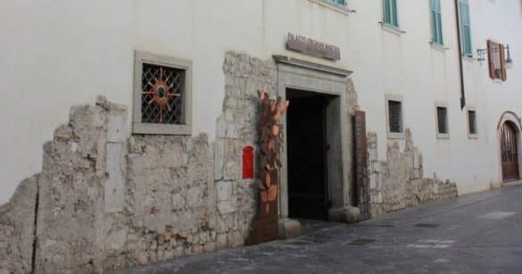 Venzone, l’arte di OceAnn 17-11 dialoga con la memoria di “Tiere Motus”