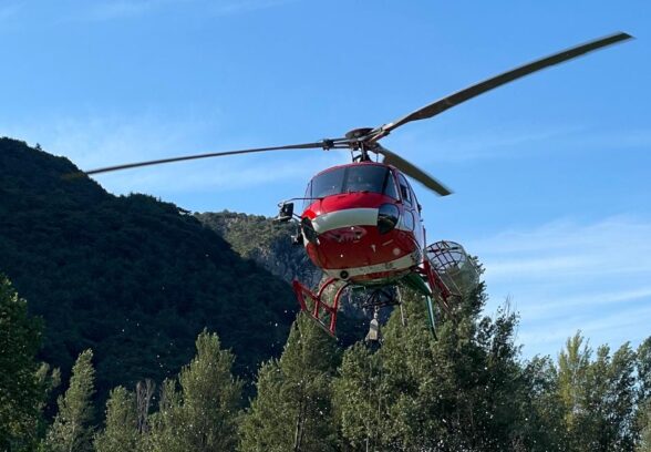 Incendio boschivo a Paularo, focolai ancora attivi nell’area impervia