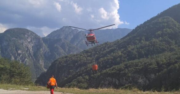 Incendi, nuovi segnali di ripresa in montagna: elicotteri in azione tra Tarvisiano e Carnia