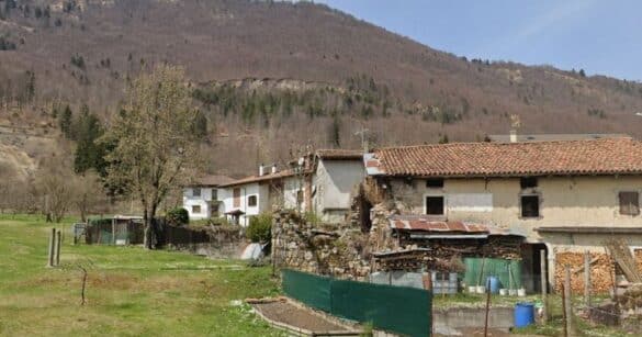 Cazzaso, terreni e case svalutati ma tassati: l’opposizione chiede un Consiglio straordinario
