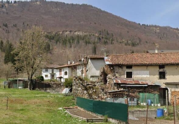 Cazzaso, terreni e case svalutati ma tassati: l’opposizione chiede un Consiglio straordinario