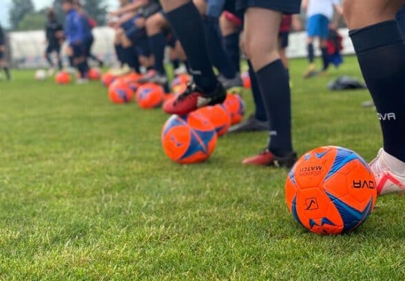 Insulti all’arbitro in una partita di calcio giovanile e rifiuto di identificarsi: denunciata una coppia