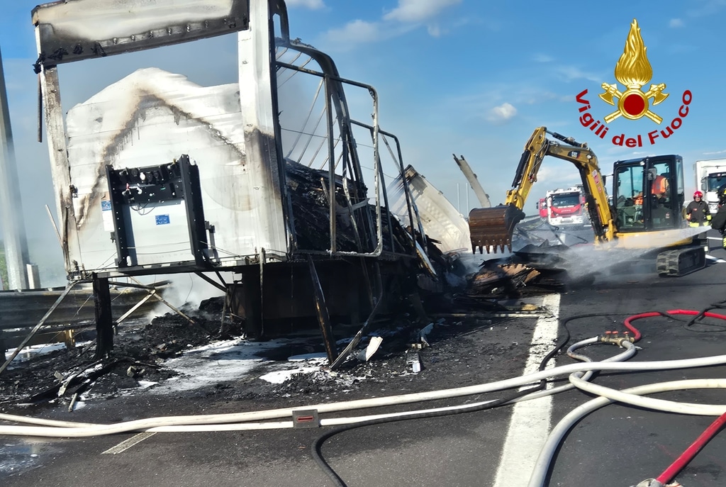 A fuoco un tir di materassi lungo la A4 - Studio Nord News