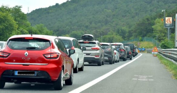 VIDEO – Mezzo pesante si incendia in autostrada