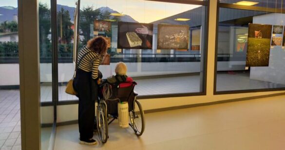 Un viaggio fotografico allieta il Natale nella casa di riposo di Tolmezzo