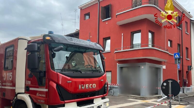 Incendio in un appartamento: trovata senza vita una donna