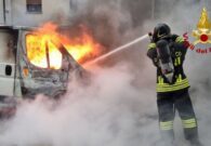 Furgone a fuoco, Vigili del fuoco all’opera per proteggere il contatore e la tubatura del gas
