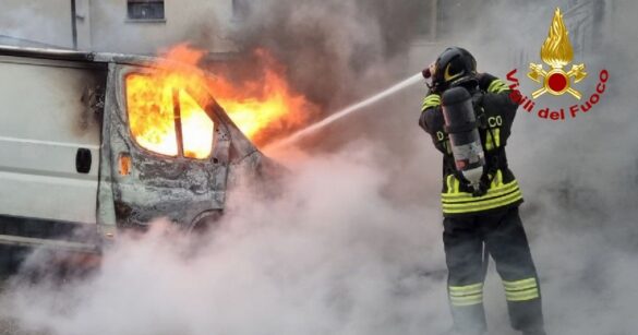 Furgone a fuoco, Vigili del fuoco all’opera per proteggere il contatore e la tubatura del gas