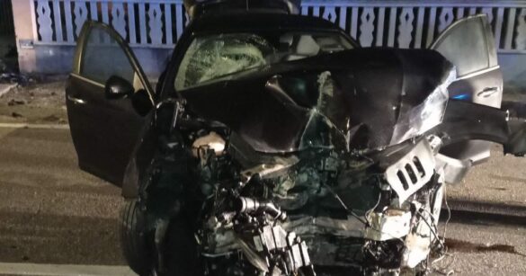 Incidente stradale nella notte: cinque giovani coinvolti, due ragazze in ospedale